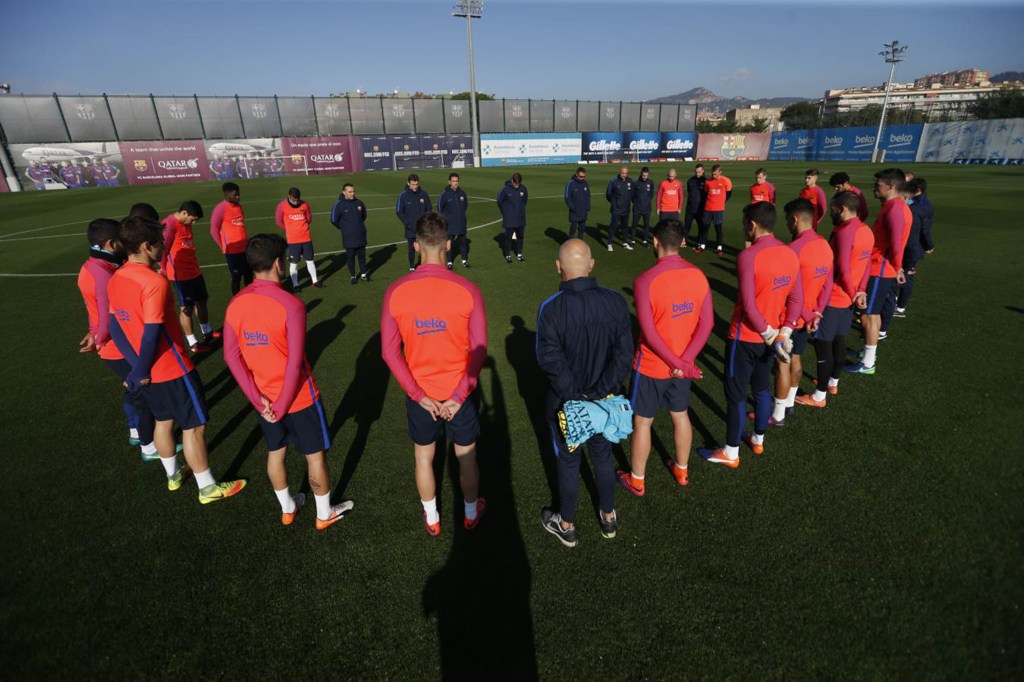 Jogadores do Barcelona fazem um minuto de silêncio em memória às vitimas do time da Chapecoense