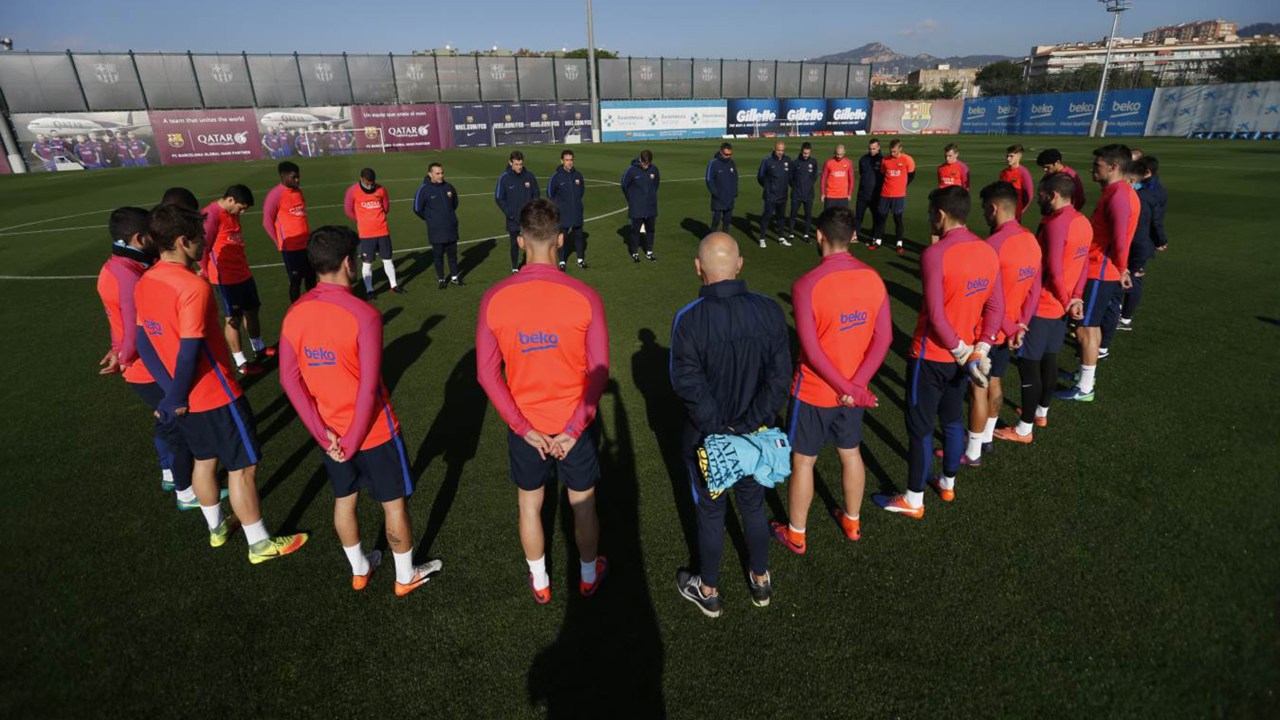 Jogadores do Barcelona fazem um minuto de silêncio em memória às vitimas do time da Chapecoense