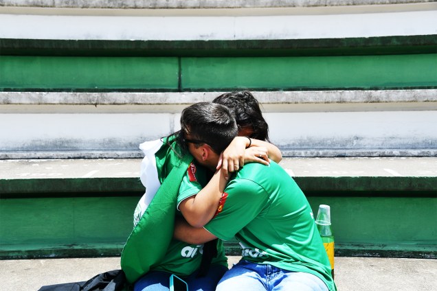Torcedores da Chapecoense choram na Arena Condá, em Chapecó (SC), durante homenagens às vítimas do voo que transportava a equipe catarinense para Medellín, na Colômbia, para a disputa da final da Copa Sul-Americana - 29/11/2016