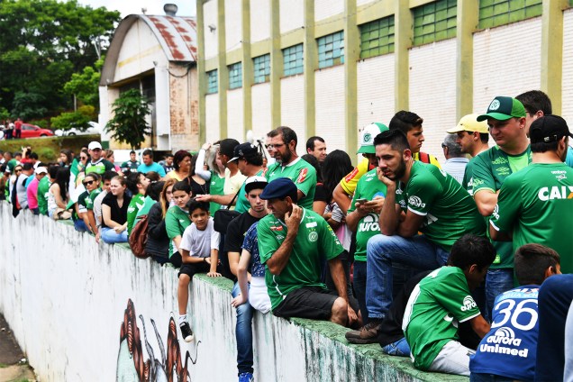 Torcedores da Chapecoense se reúnem na Arena Condá, em Chapecó (SC), durante homenagens às vítimas do voo que transportava a equipe catarinense para Medellín, na Colômbia, para a disputa da final da Copa Sul-Americana - 29/11/2016