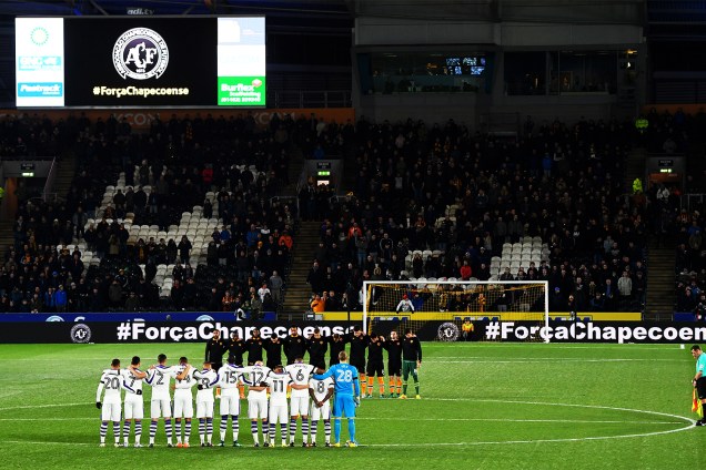 Jogadores do Newcastle e do Hull City fazem um minuto de silêncio, em homenagem às vítimas do voo que transportava a equipe da Chapecoense, antes de partida válida pelas quartas-de-final da Copa da Liga Inglesa - 29/11/2016