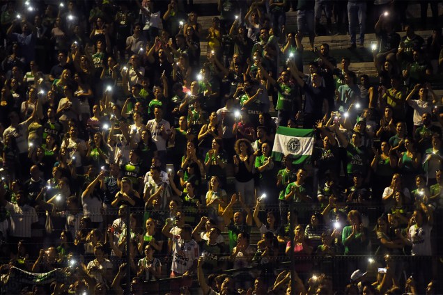 Torcedores da Chapecoense prestam homenagens ao clube catarinense na Arena Condá, em Chapecó (SC), após aeronave que transportava a delegação cair na Colômbia - 29/11/2016