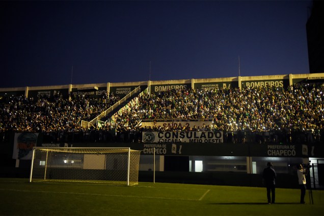 Torcedores da Chapecoense prestam homenagens ao clube catarinense na Arena Condá, em Chapecó (SC), após aeronave que transportava a delegação cair na Colômbia - 29/11/2016