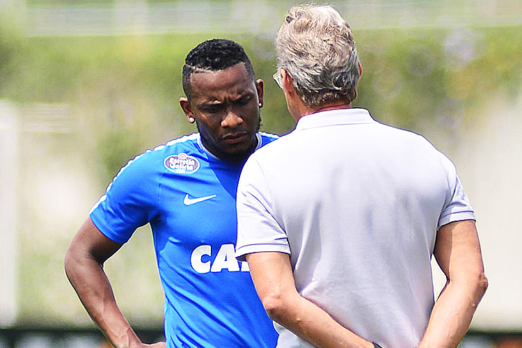 O técnico Oswaldo de Oliveira conversa com o jogador Willians, durante treino do Corinthians no CT Dr. Joaquim Grava, localizado na zona leste de São Paulo (SP) - 15/10/2016