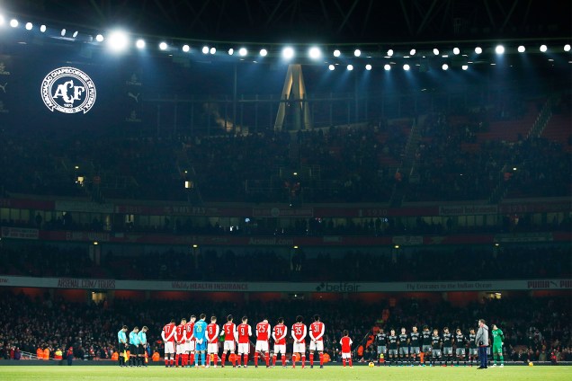 Jogadores do Arsenal e do Southampton fazem um minuto de silêncio antes de partida válida pela Copa da Liga Inglesa, em memória às vítimas do voo que transportava a equipe da Chapecoense - 30/11/2016