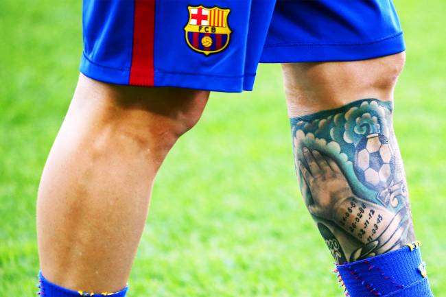 Detalhe de tatuagem de Lionel Messi, durante partida entre Barcelona e Betis - 20/08/2016