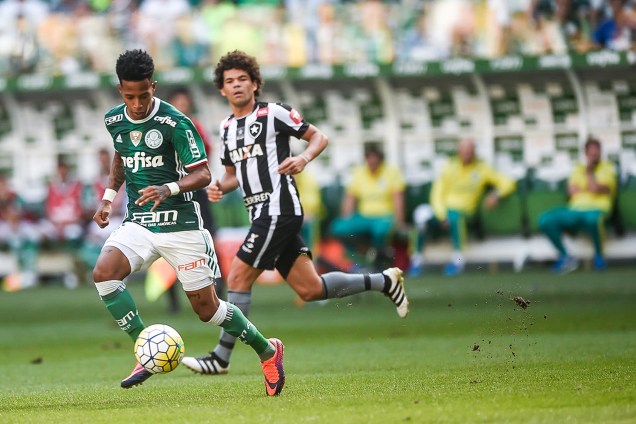 O meio-campista Tchê Tchê do Palmeiras domina a bola durante partida contra o Botafogo, válida pela 36ª rodada do Campeonato Brasileiro na Arena do Palmeiras, em São Paulo - 20/11/2016