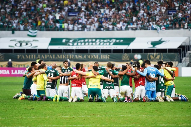 Jogadores do Palmeiras fazem uma roda de oração após a vitória sobre o Botafogo, pela 36ª rodada do Campeonato Brasileiro na Arena do Palmeiras, em São Paulo