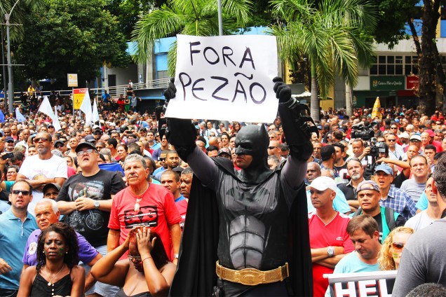 Milhares de servidores públicos reúnem-se em frente à Alerj para protestar contra as medidas de austeridade do Governo Estadual. O Governo Federal enviou 500 homens da Força Nacional de Segurança para reforçar o policiamento no entorno da Alerj e do Palácio Guanabara - 16/11/2016
