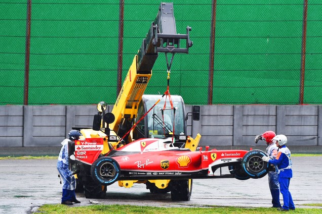 Carro do piloto finlandês Kimi Raikkonen, da equipe Ferrari, é guinchado após sofrer batida durante o Grande Prêmio do Brasil de Fórmula 1, realizado no Autódromo de Interlagos - 13/11/2016