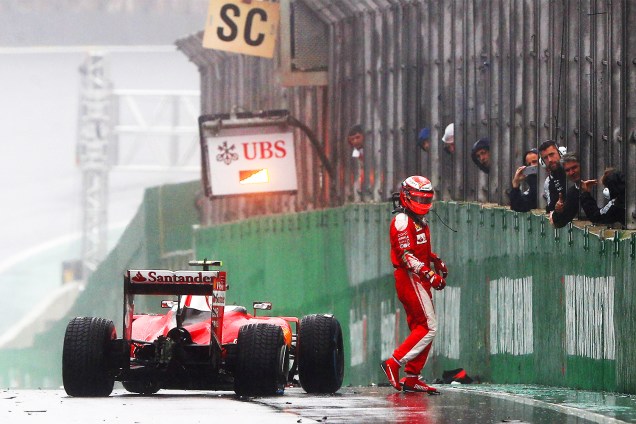 O piloto finlandês Kimi Raikkonen, da equipe Ferrari, abandona prova após bater em muro, durante o Grande Prêmio do Brasil de Fórmula 1, realizado no Autódromo de Interlagos - 13/11/2016