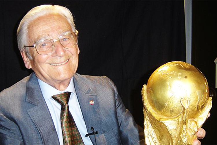 O escultor italiano Silvio Gazzaniga, criador da taça da Copa do Mundo
