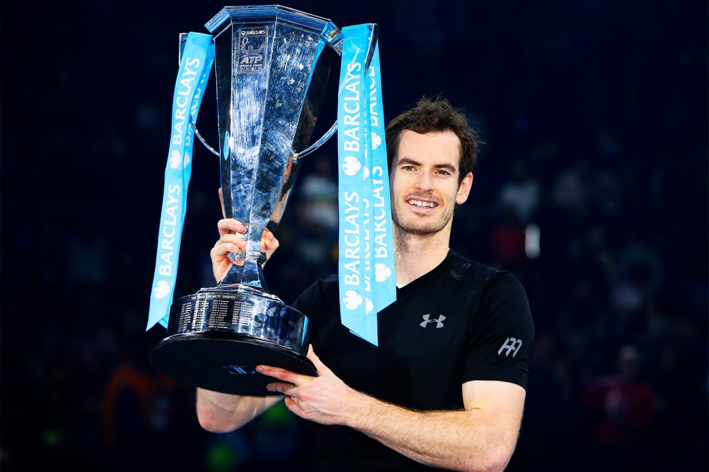 O tenista britânico Andy Murray ergue troféu após vencer o sérvio Novak Djokovic nas finais da ATP - 20/11/2016