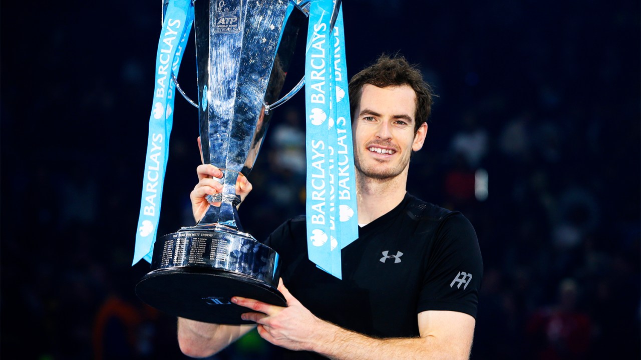 O tenista britânico Andy Murray ergue troféu após vencer o sérvio Novak Djokovic nas finais da ATP - 20/11/2016