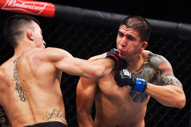 Thomas Almeida acerta golpe em Albert Morales, na quinta luta do card principal do UFC Fight Night, realizado no Ginásio do Ibirapuera, em São Paulo (SP) - 20/11/2016