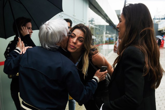 A modelo Daniela Cicarelli é apresentada pela amiga Fabiana Flosi, esposa de Bernie Ecclestone, ao chefão da Fórmula 1