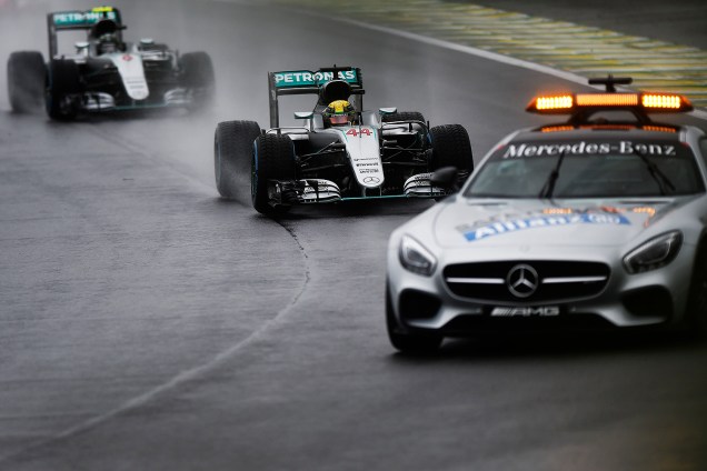 A sequência safety car, Hamilton e Rosberg foi a cena mais comum em Interlagos neste domingo