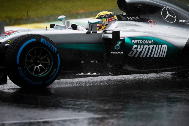 O piloto Lewis Hamilton, da equipe Mercedes, durante o Grande Prêmio do Brasil de Fórmula 1, realizado no Autódromo de Interlagos, zona sul de São Paulo (SP) - 13/11/2016