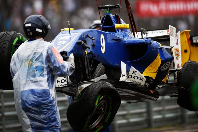 Carro do piloto Marcus Ericsson, da equipe Sauber, é guinchado após sofrer batida durante o Grande Prêmio do Brasil de Fórmula 1, realizado no Autódromo de Interlagos - 13/11/2016