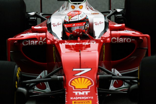 O piloto finlandês Kimi Raikkonen, da equipe Ferrari, durante o treino classificatório para o Grande Prêmio do Brasil de Fórmula 1, realizado no Autódromo de Interlagos, zona sul de São Paulo (SP) - 12/11/2016