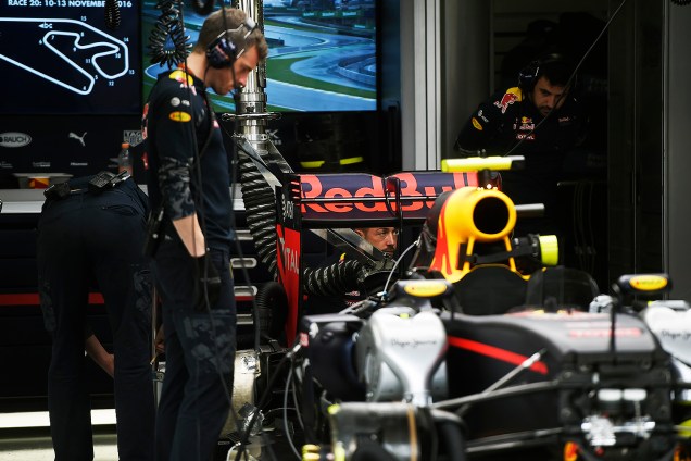 Movimentação no box da equipe Red Bull, antes da largada para o Grande Prêmio do Brasil de Fórmula 1, realizado no Autódromo de Interlagos, zona sul de São Paulo (SP) - 13/11/2016