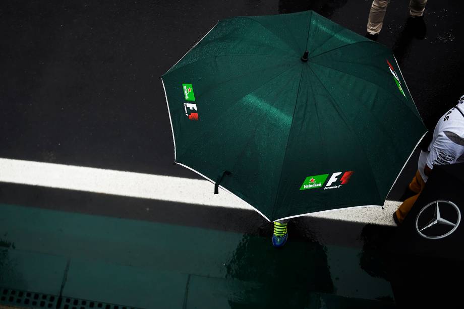 Movimentação nos boxes antes da largada para o Grande Prêmio do Brasil de Fórmula 1, realizado no Autódromo de Interlagos, zona sul de São Paulo (SP) - 13/11/2016