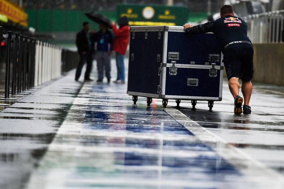 Movimentação nos boxes antes da largada para o Grande Prêmio do Brasil de Fórmula 1, realizado no Autódromo de Interlagos, zona sul de São Paulo (SP) - 13/11/2016