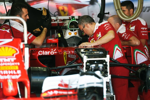Movimentação no box da equipe Ferrari, durante os preparativos para o Grande Prêmio do Brasil de Fórmula 1, realizado no Autódromo de Interlagos, zona sul de São Paulo (SP) - 10/11/2016