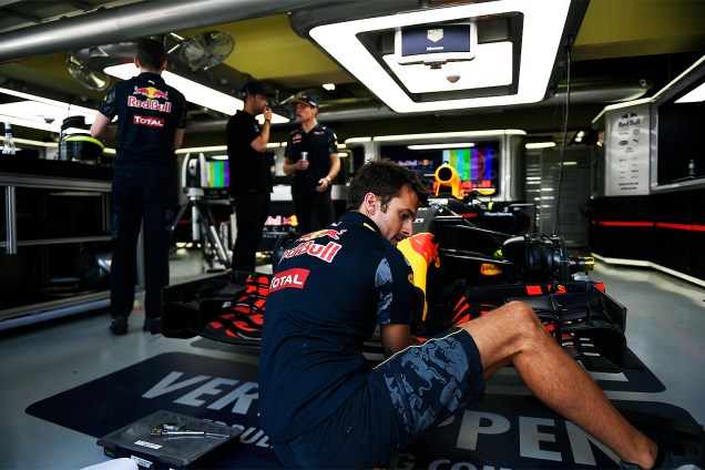 Movimentação nos boxes da equipe Red Bull, durante os preparativos para o Grande Prêmio do Brasil de Fórmula 1, realizado no Autódromo de Interlagos, zona sul de São Paulo (SP) - 10/11/2016