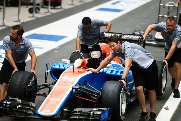 Carro do piloto Pascal Wehrlein, da equipe Manor Racing, é empurrado por mecânicos para os boxes durante os preparativos para o Grande Prêmio do Brasil de Fórmula 1, realizado no Autódromo de Interlagos, zona sul de São Paulo (SP) - 10/11/2016