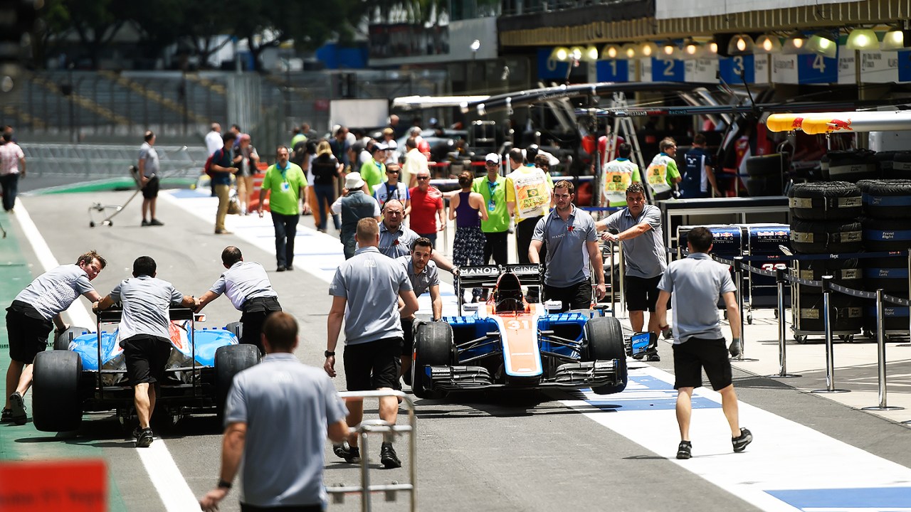 Movimentação nos boxes durante os preparativos para o Grande Prêmio do Brasil de Fórmula 1, realizado no Autódromo de Interlagos, zona sul de São Paulo (SP) - 10/11/2016