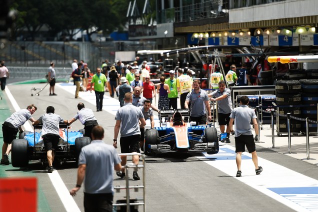 Movimentação nos boxes durante os preparativos para o Grande Prêmio do Brasil de Fórmula 1, realizado no Autódromo de Interlagos, zona sul de São Paulo (SP) - 10/11/2016