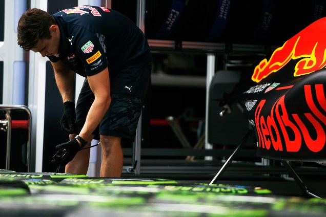 Mecânico da equipe Red Bull realiza reparos em pneus, durante os preparativos para o Grande Prêmio do Brasil de Fórmula 1, realizado no Autódromo de Interlagos, zona sul de São Paulo (SP) - 10/11/2016