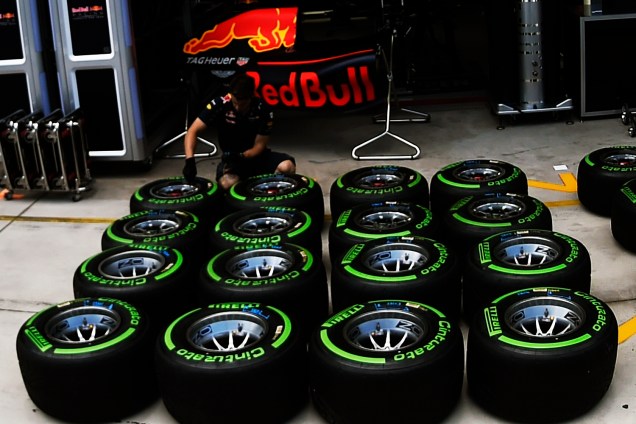 Mecânico da equipe Red Bull realiza reparos em pneus, durante os preparativos para o Grande Prêmio do Brasil de Fórmula 1, realizado no Autódromo de Interlagos, zona sul de São Paulo (SP) - 10/11/2016