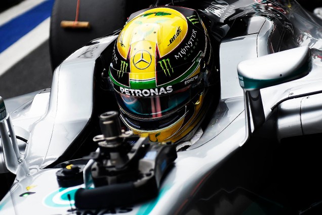 O piloto britânico Lewis Hamilton, da equipe Mercedes, conquista a pole-position para o Grande Prêmio do Brasil de Fórmula 1, realizado no Autódromo de Interlagos, zona sul de São Paulo (SP) - 12/11/2016