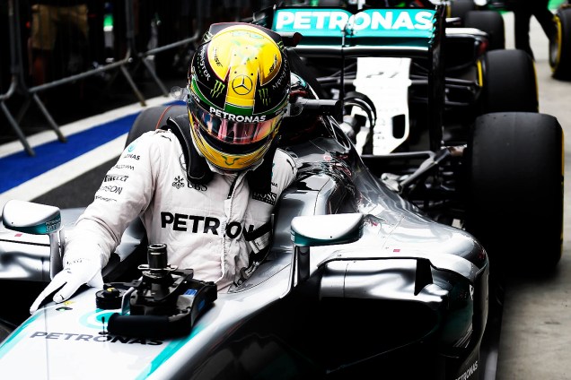 O piloto britânico Lewis Hamilton, da equipe Mercedes, conquista a pole-position para o Grande Prêmio do Brasil de Fórmula 1, realizado no Autódromo de Interlagos, zona sul de São Paulo (SP) - 12/11/2016
