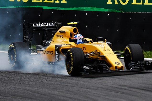 O piloto Jolyon Palmer, da equipe Renault, durante o treino classificatório para o Grande Prêmio do Brasil de Fórmula 1, realizado no Autódromo de Interlagos, zona sul de São Paulo (SP) - 12/11/2016