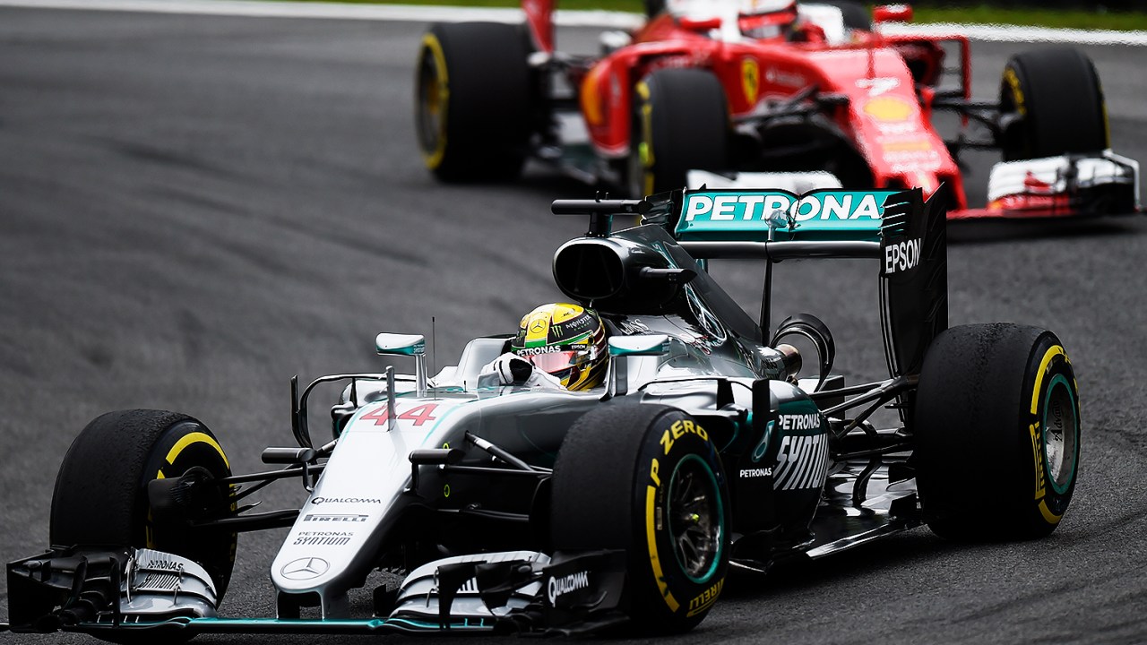 O piloto britânico Lewis Hamilton, da equipe Mercedes, durante o treino classificatório para o Grande Prêmio do Brasil de Fórmula 1, realizado no Autódromo de Interlagos, zona sul de São Paulo (SP) - 12/11/2016