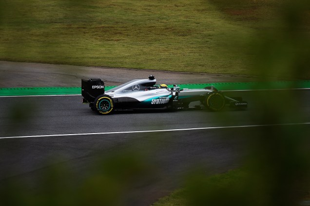 O piloto Lewis Hamilton, da equipe Mercedes, durante o treino classificatório para o Grande Prêmio do Brasil de Fórmula 1, realizado no Autódromo de Interlagos, zona sul de São Paulo (SP) - 12/11/2016