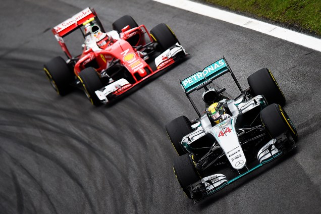Os pilotos Lewis Hamilton e Kimi Raikkonen, durante o treino classificatório para o Grande Prêmio do Brasil de Fórmula 1, realizado no Autódromo de Interlagos, zona sul de São Paulo (SP) - 12/11/2016