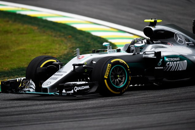 O piloto Nico Rosberg, da equipe Mercedes, durante o treino classificatório para o Grande Prêmio do Brasil de Fórmula 1, realizado no Autódromo de Interlagos, zona sul de São Paulo (SP) - 12/11/2016