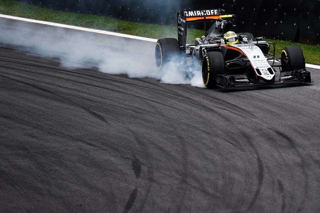 O piloto Sergio Pérez, da equipe Force India, durante o treino classificatório para o Grande Prêmio do Brasil de Fórmula 1, realizado no Autódromo de Interlagos, zona sul de São Paulo (SP) - 12/11/2016