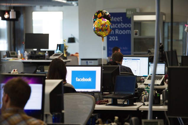 Facebook - Funcionária trabalha no escritório da empresa