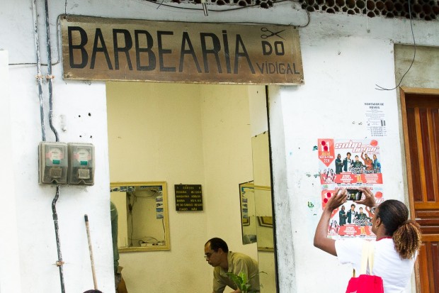 Voluntária fotografa barbearia no Vidigal para o Google Maps: estabelecimentos poderão ser encontrados online
