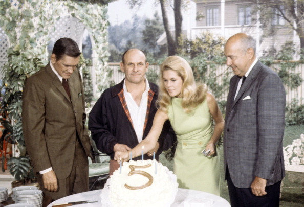 DICK YORK, DIRECTOR WILLIAM ASHER AND ELIZABETH MONTGOMERY CELEBRATE SHOW’S 5TH ANNIVERSARY WITH A CAKE