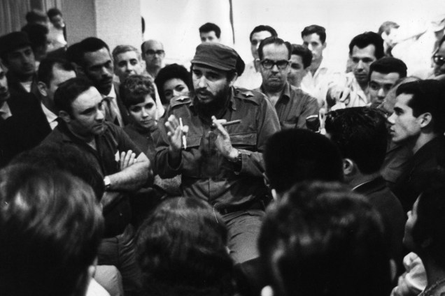 Fidel Castro e Osvaldo Torrado conversam com equipe médica que se destinava ao Peru para ajuda humanitária após terremoto em 1950