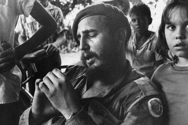 Fidel Castro descansa em uma plantação de açúcar em Havana, Cuba