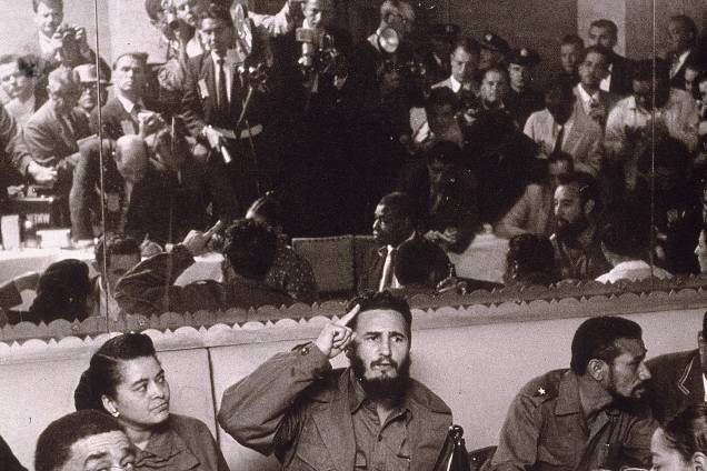 Fidel Castro é fotografado por jornalistas em um restaurante no bairro do Harlem, durante visita à Nova York em 1959