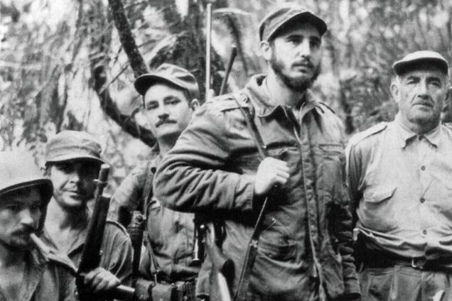 Fidel Castro lidera guerrilheiros que lutavam para depor o ditador Fulgencio Batista, em 1957