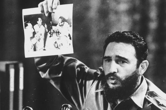 Então primeiro-ministro, Fidel Castro, mostra fotografia em que o General Ovando Candia, do exército boliviano, comemora a morte do guerrilheiro e companheiro de Fidel, Ernesto Che Guevara, em 1968